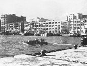 01-02-036|從租庇利街附近東眺維多利亞港海傍,圖中央為政府碼頭,約攝於1946年。(1946)