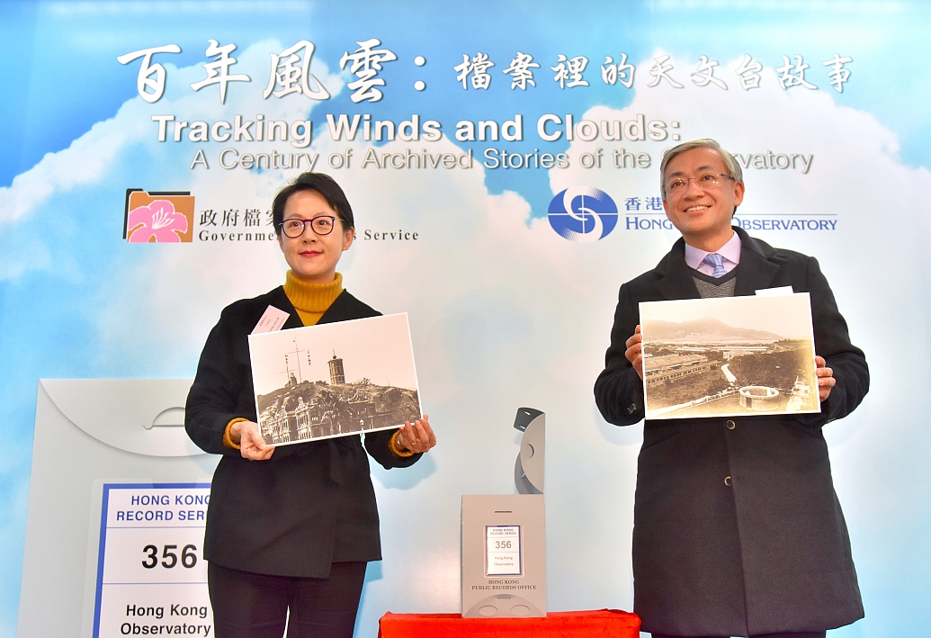 Ms Kitty Choi (left), and the Director of the Hong Kong Observatory, Mr Shun Chi-ming (right), officiating at the opening ceremony