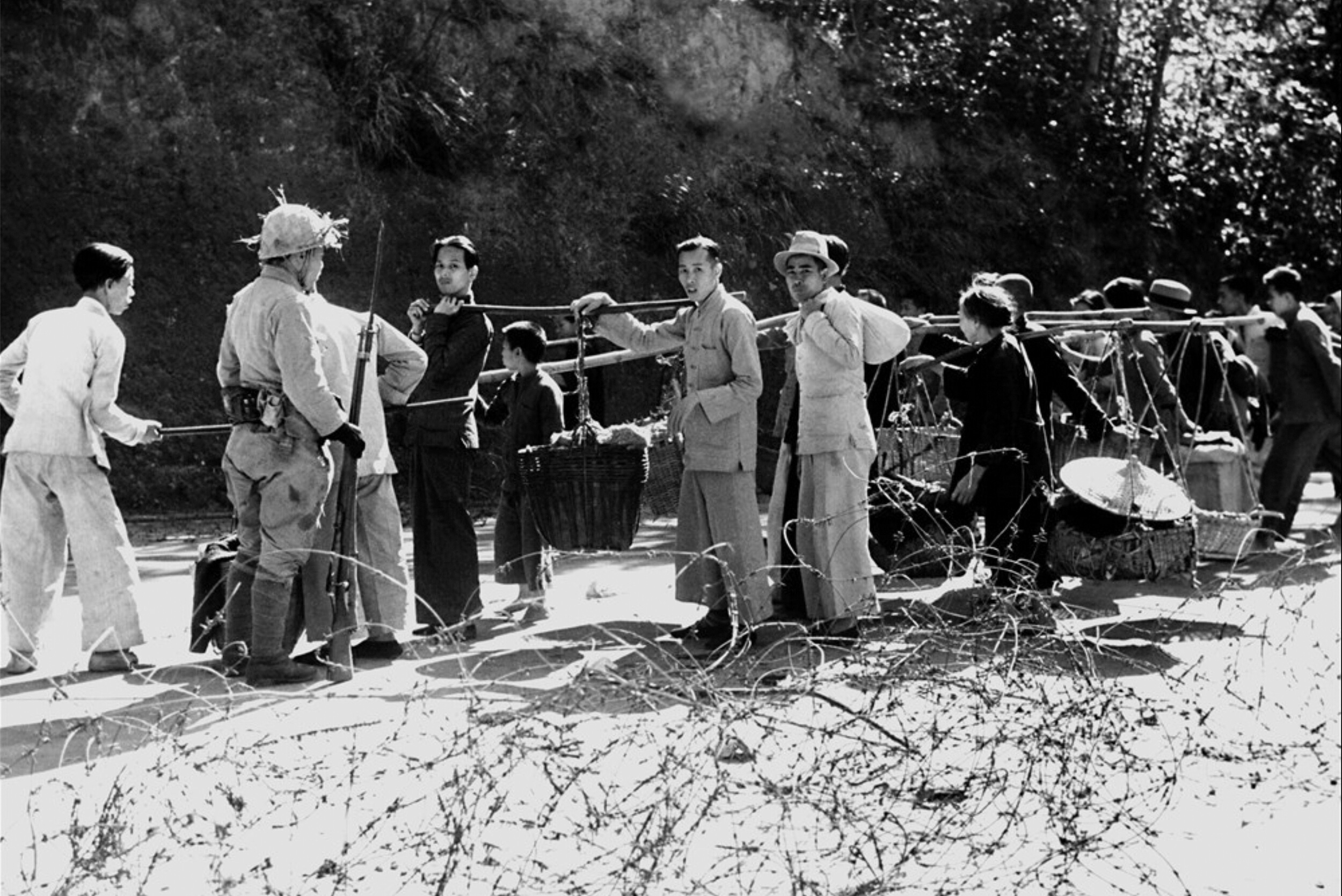 被「疏散」回乡的香港居民在哨岗接受日军检查。 lcs-jap-0038 (1942)  相片来源：「香港记忆」