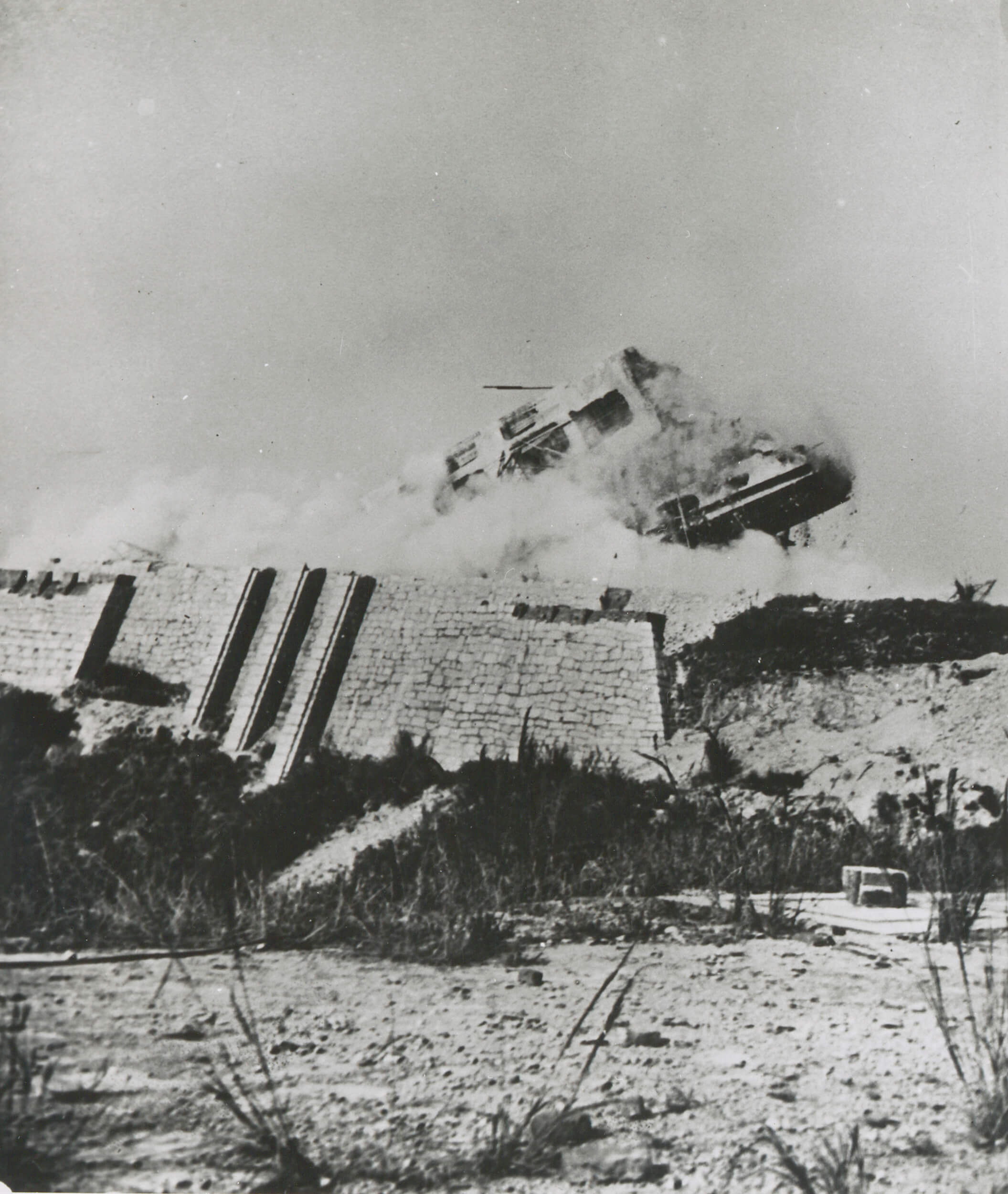 忠灵塔于1947年被炸毁，只留下基座。 06-01-017 (1947)