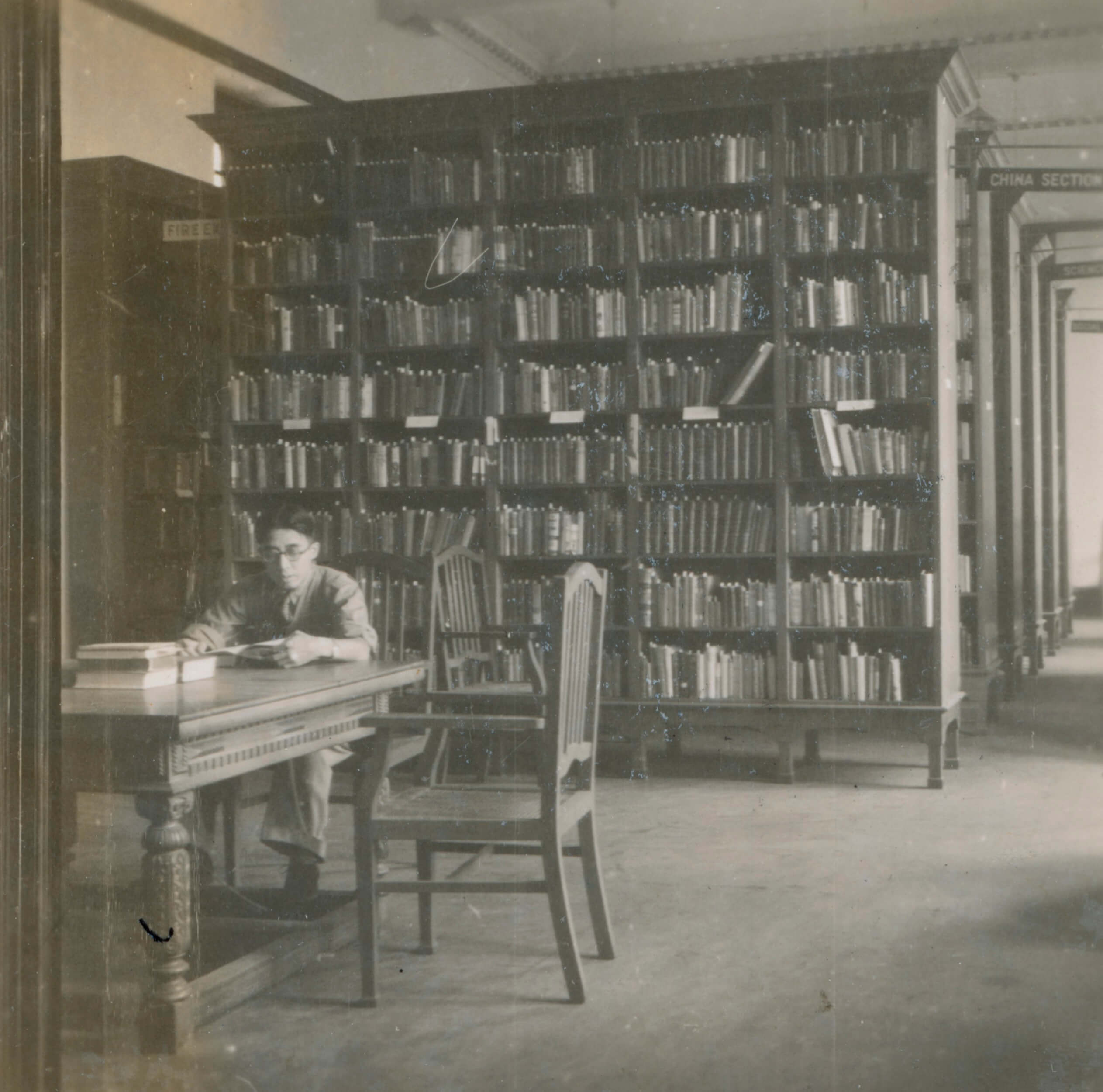 香港大学图书馆内貌。 HKRS170-1-167 (1945)