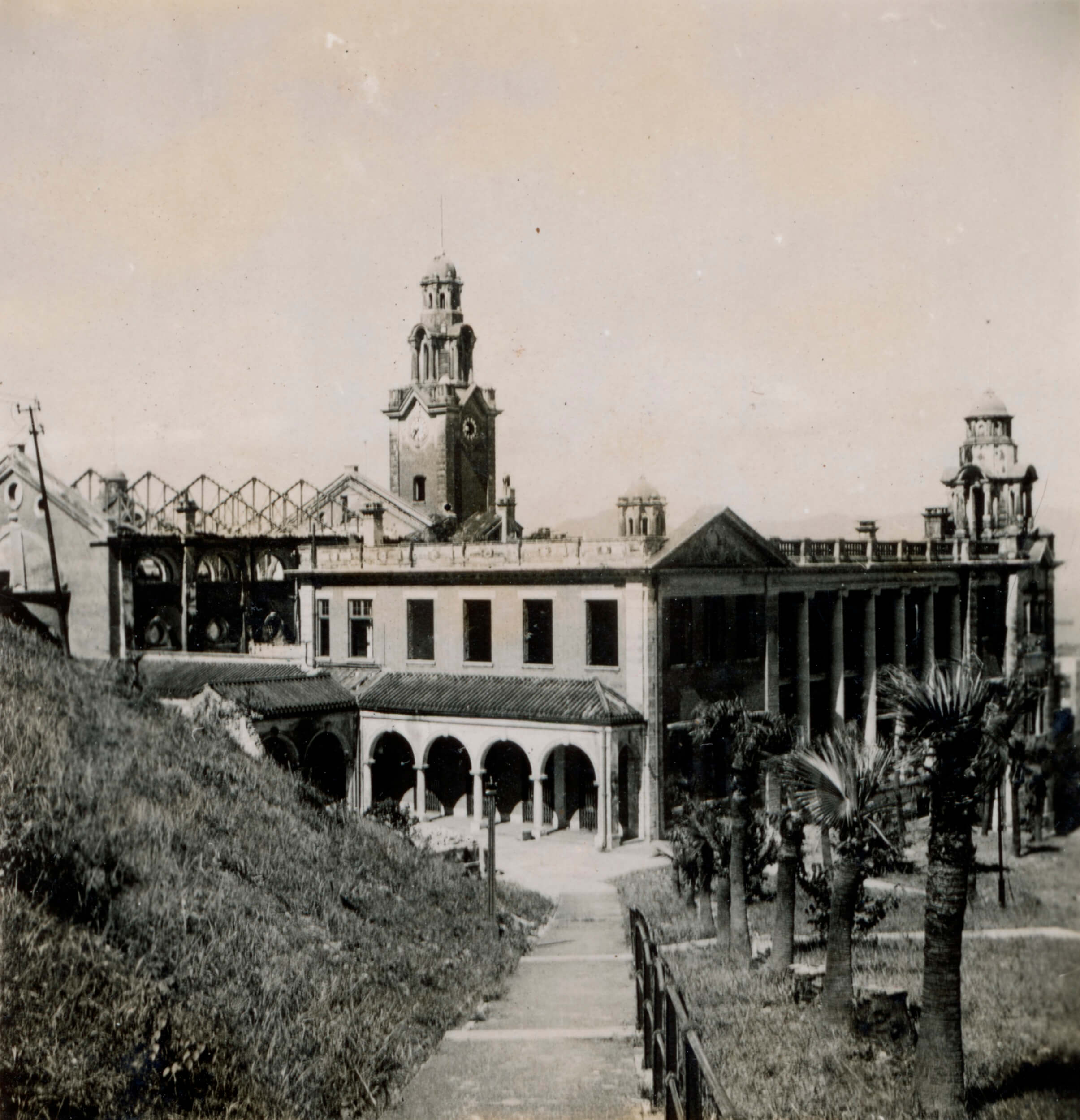 香港大学本部大楼，大楼的天台在战时遭受破坏。 、 HKRS170-1-167 (1945)