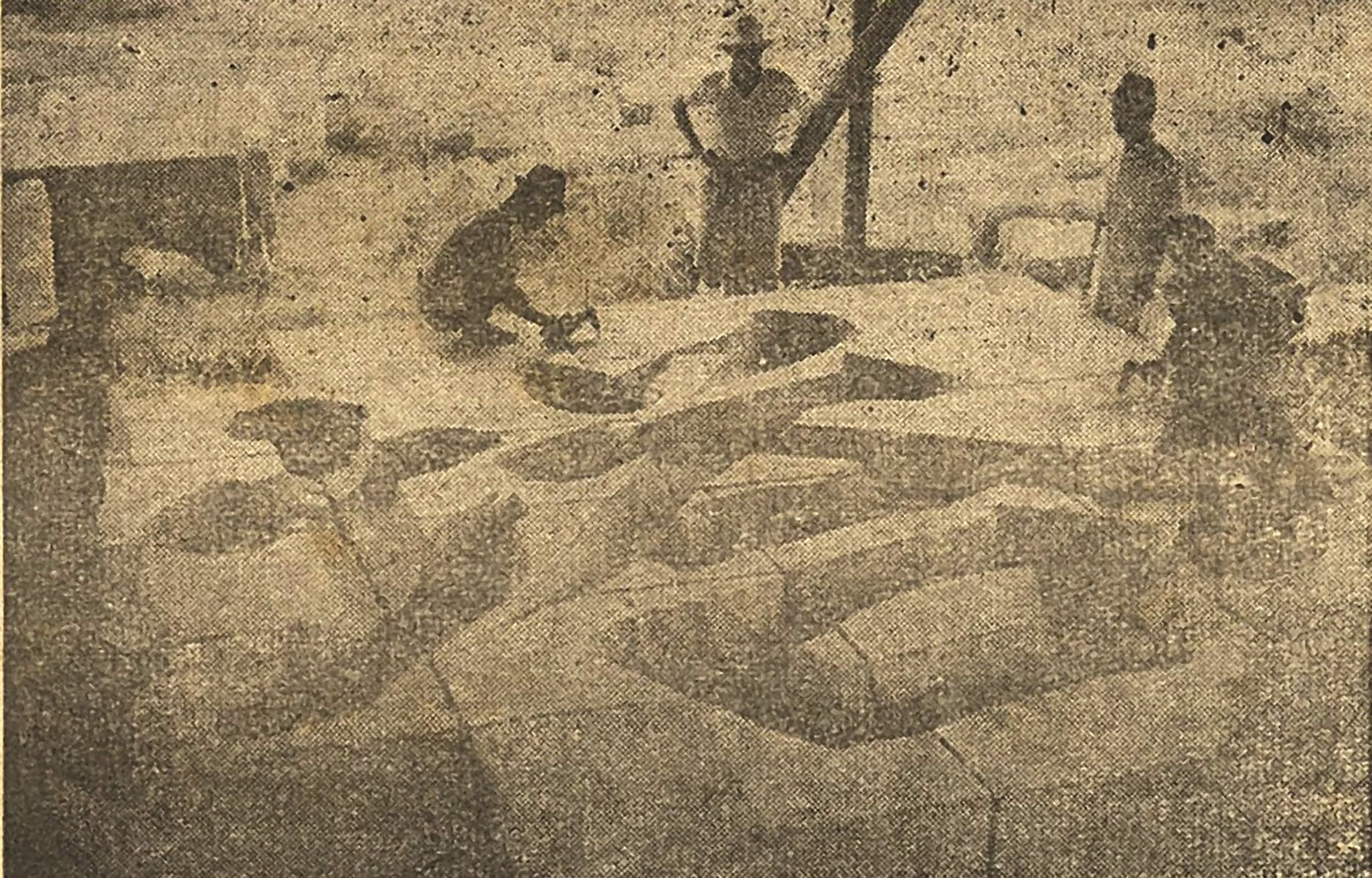 工人把忠灵塔的「塔」字刻在石材上。 XN000006 《香港日报》Hong Kong News (10-7-1944)