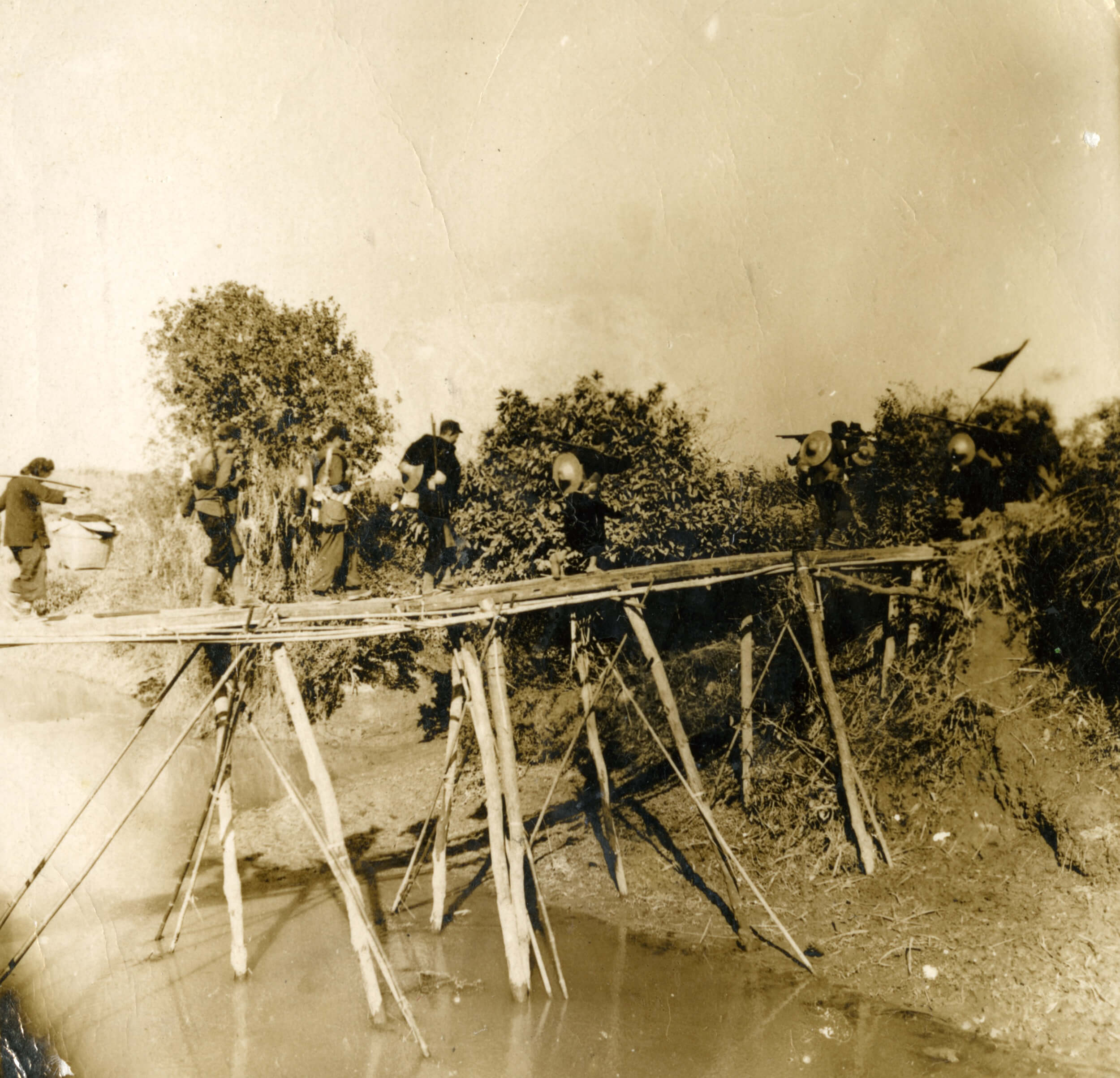 东江纵队港九独立大队行军途中渡桥的情况。 HKMS145-6-5 (1940s) 藏品由罗欧锋先生提供