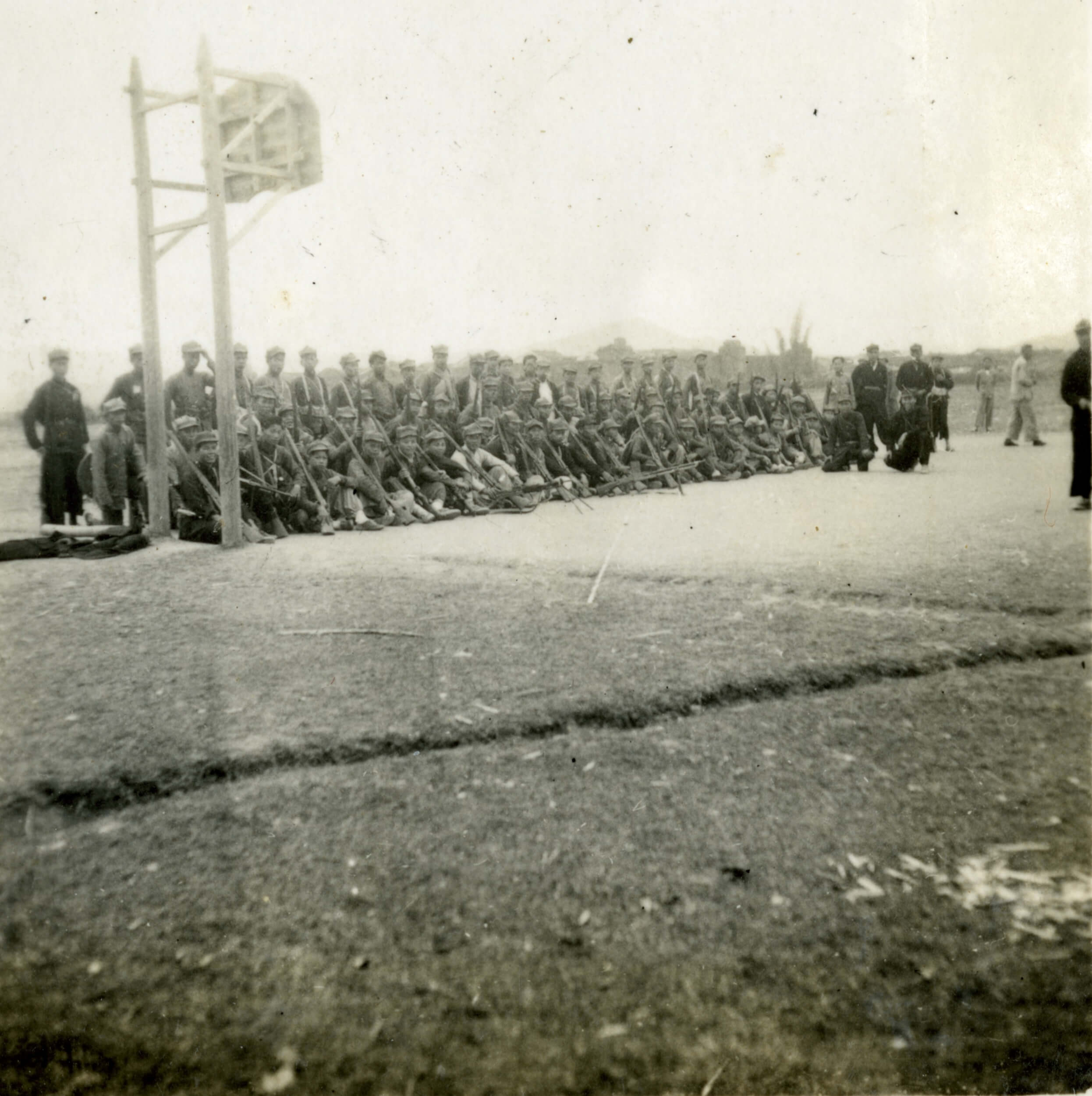 东江纵队港九独立大队集合待命。 HKMS145-6-7 (1940s) 藏品由罗欧锋先生提供