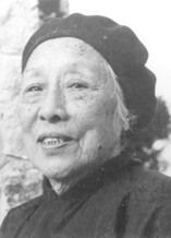 图为东江纵队港九独立大队成功营救的政治及文化界人物何香凝的晚年照片。她是一位著名的政治活动家和画家，在中华人民共和国成立后曾担任多个不同职位。