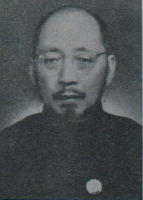 图为东江纵队港九独立大队成功营救的政治及文化界人物柳亚子。他是一位著名的政治家和诗人，在中华人民共和国成立后曾担任多个不同职位。