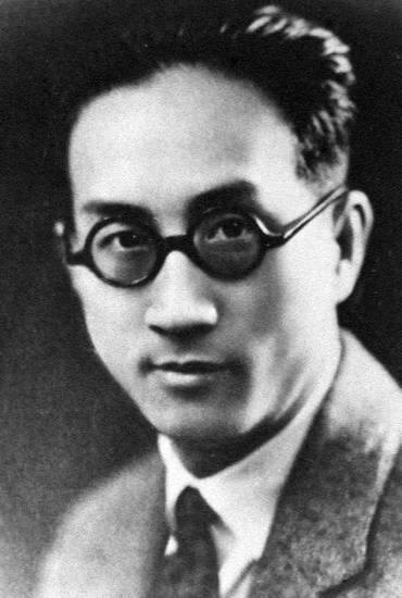 图为东江纵队港九独立大队成功营救的文化界人士邹韬奋。他是一位著名的政论家、出版家和新闻记者，积极参与抗日宣传活动。