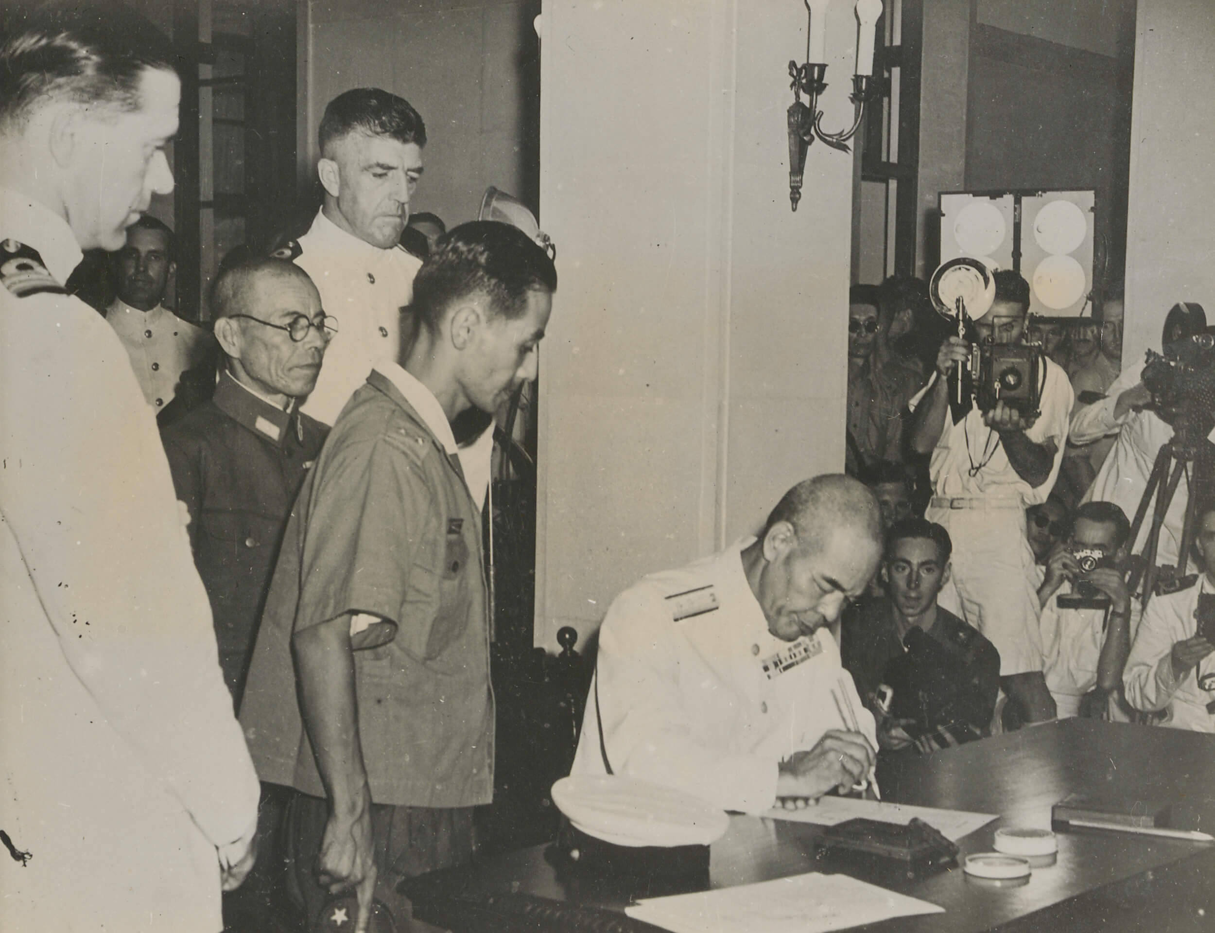 1945年，日本战败，海军中将藤田类太郎签署投降书。 06-01-012 (1945)