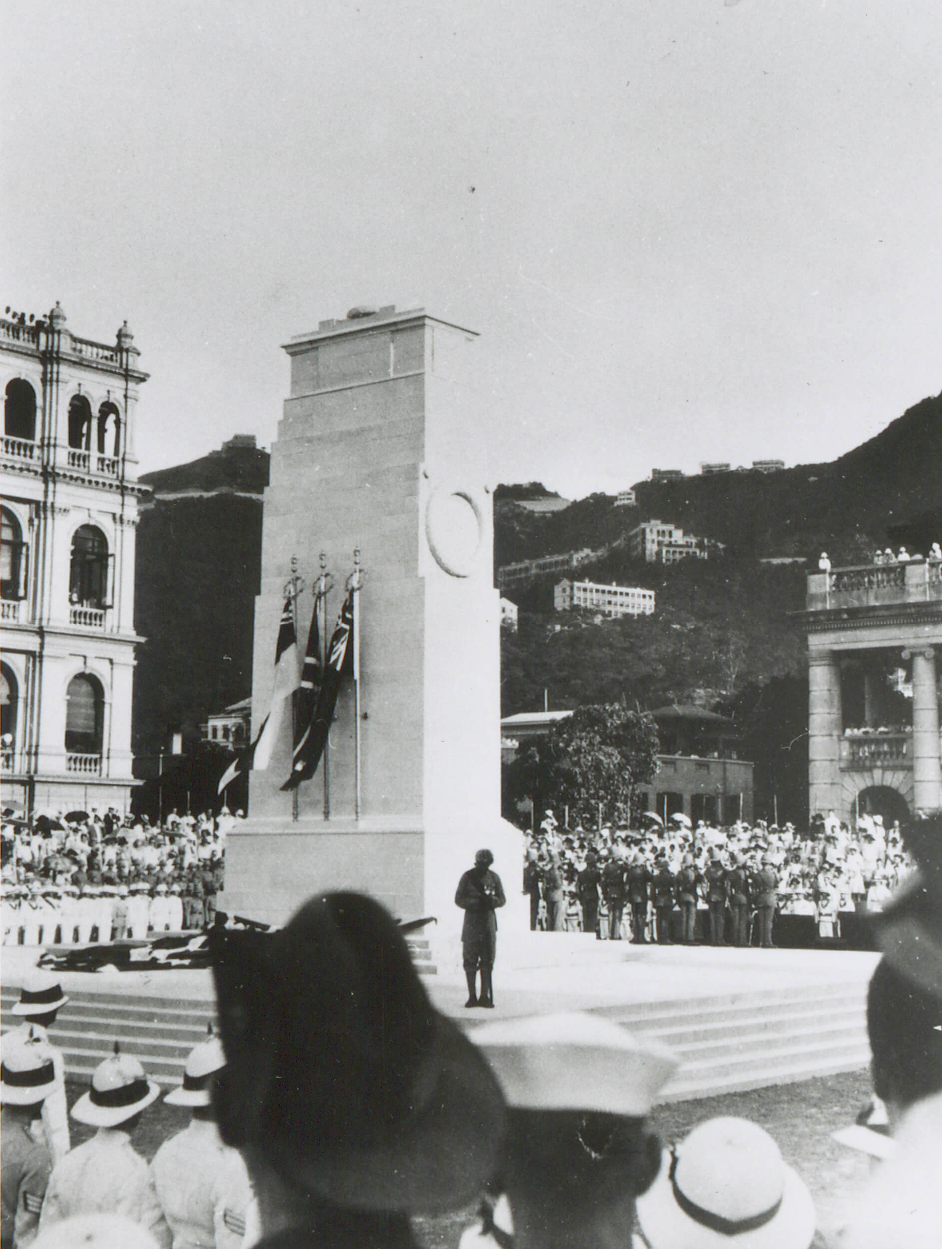 为纪念第一次世界大战殉难者而竖立的和平纪念碑于1923年揭幕。 06-01-22D (1923)