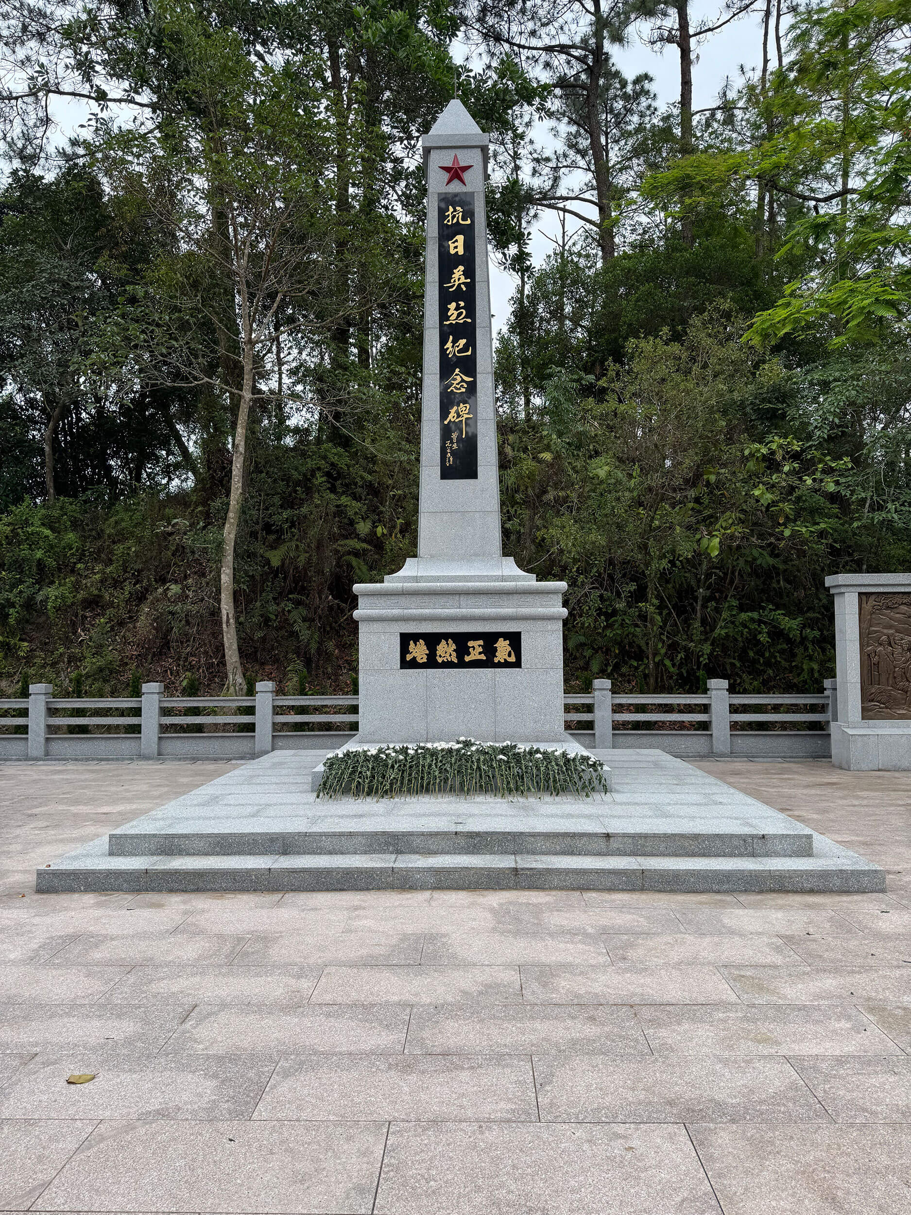 位于北区乌蛟腾的抗日英烈纪念碑。 09-01-004 (2025)
