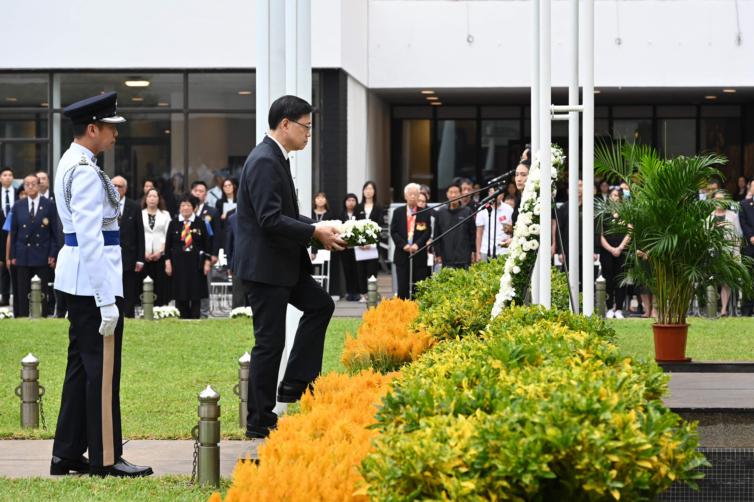 在香港大会堂纪念花园举行的「为保卫香港而捐躯之人士」纪念仪式。 1284485 (2024) 相片由政府新闻处提供