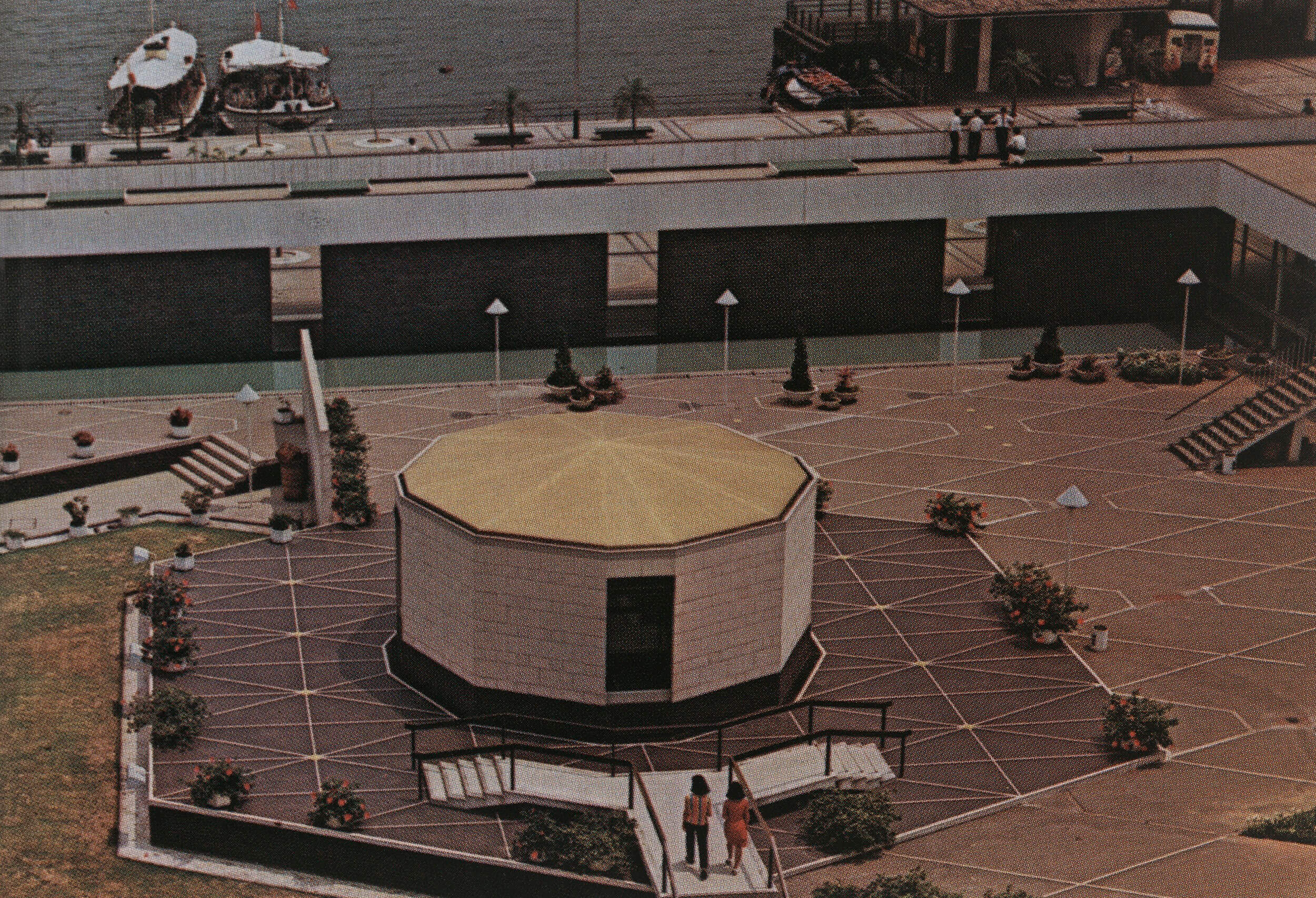 香港大会堂纪念花园的十二边形纪念龛。 X1000134 (1967)