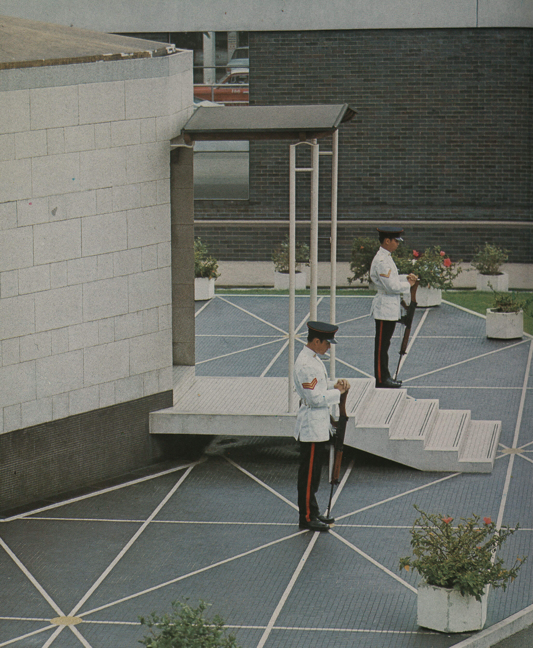 在香港大会堂纪念花园举行的纪念仪式。 X1000136 (1973)