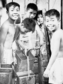 兒童於公眾街喉排隊輪候食水，1963年