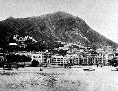 01-15-405|從維多利亞港南眺港島中區及海傍,左端可見木球會的一部份,約攝於1890年。(1890)