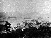01-15-400|從炮台里對上的山坡遠眺港島中區及維多利亞港,約攝於1903年。 (1903)