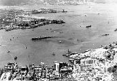 01-23-708|從高空俯瞰維多利亞港,圖下方是中區海傍,上方是九龍半島,攝於1950年代中期。(1950年代中期)