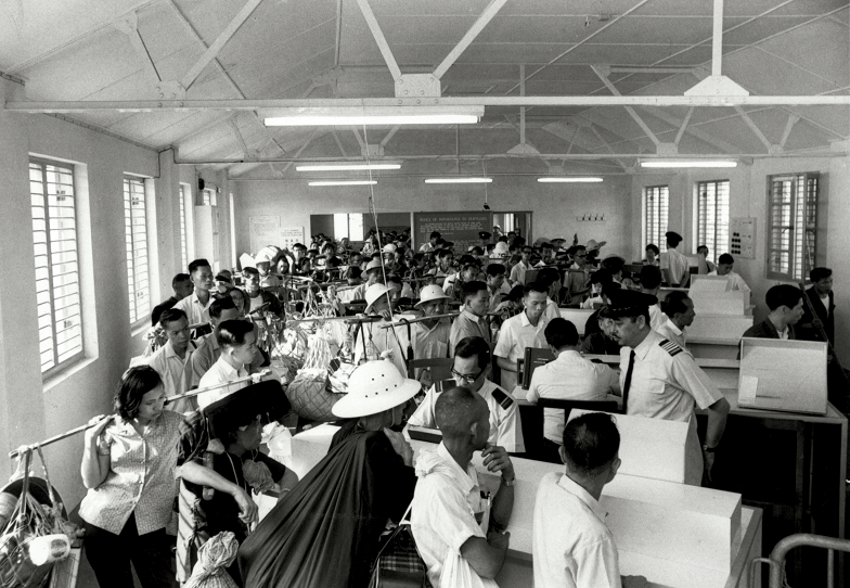 A long queue of Mainland-bound passengers awaiting immigration clearance. (c.1960s)