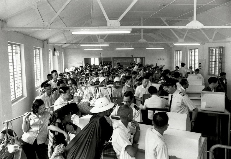 大批前往内地的旅客排队轮候办理出入境手续。(约1960年代)