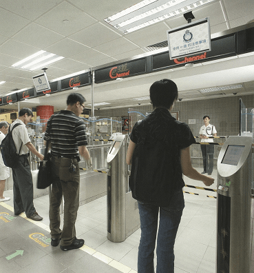 入境事务处在出入境管制站推出「e-道」服务，方便智能身份证持有人办理出入境手续。(约2004年)